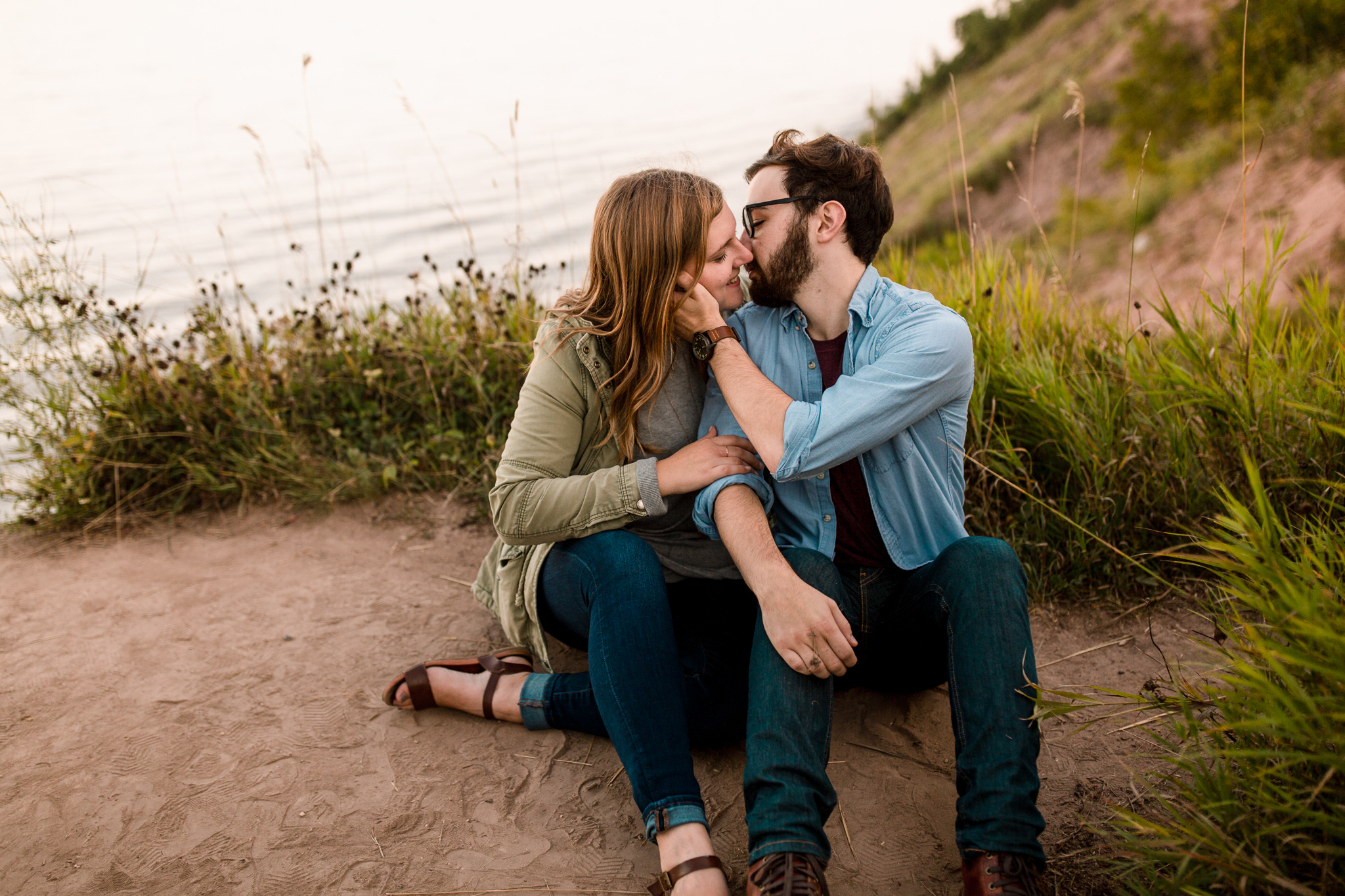 MILWAUKEE ENGAGED COUPLE KISSING ON BLUFF