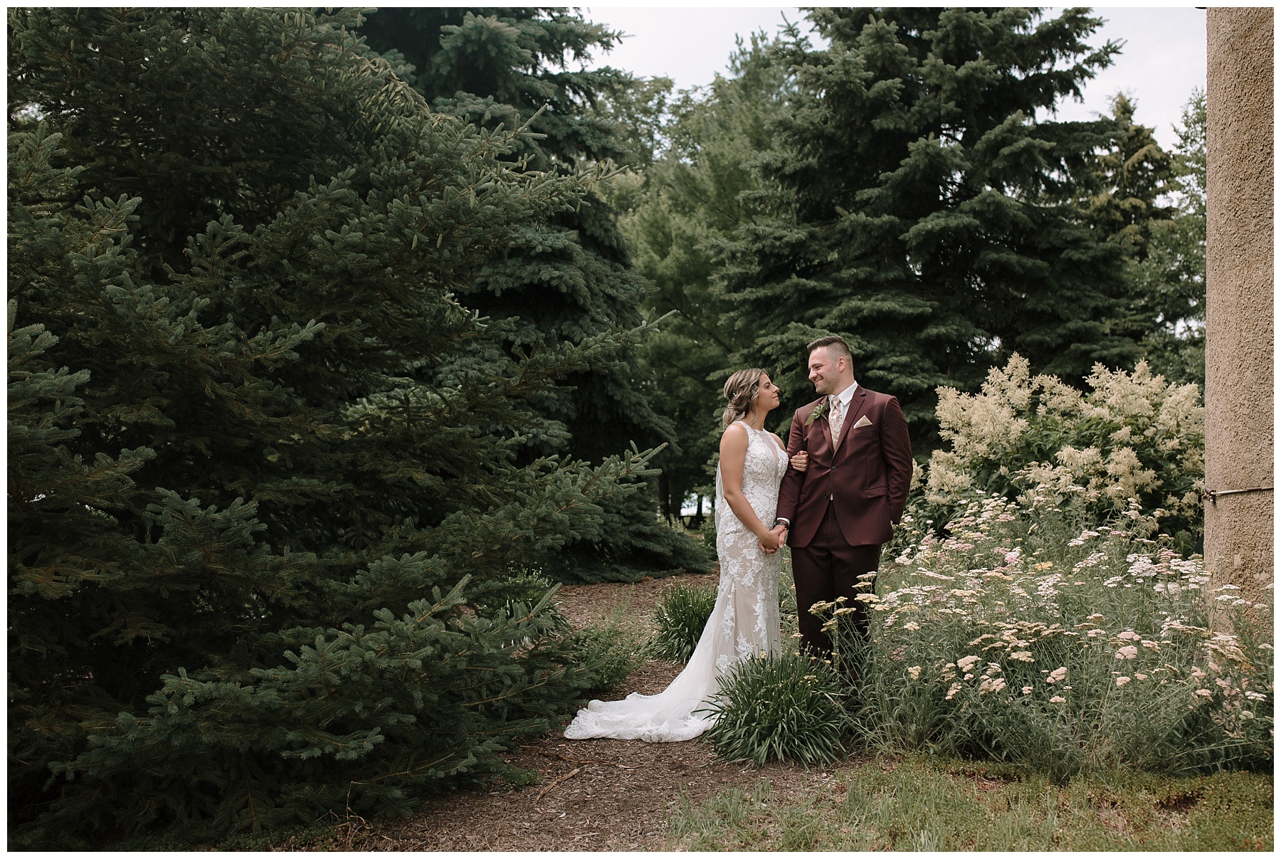Bride and groom with 70s vibe on their wedding day