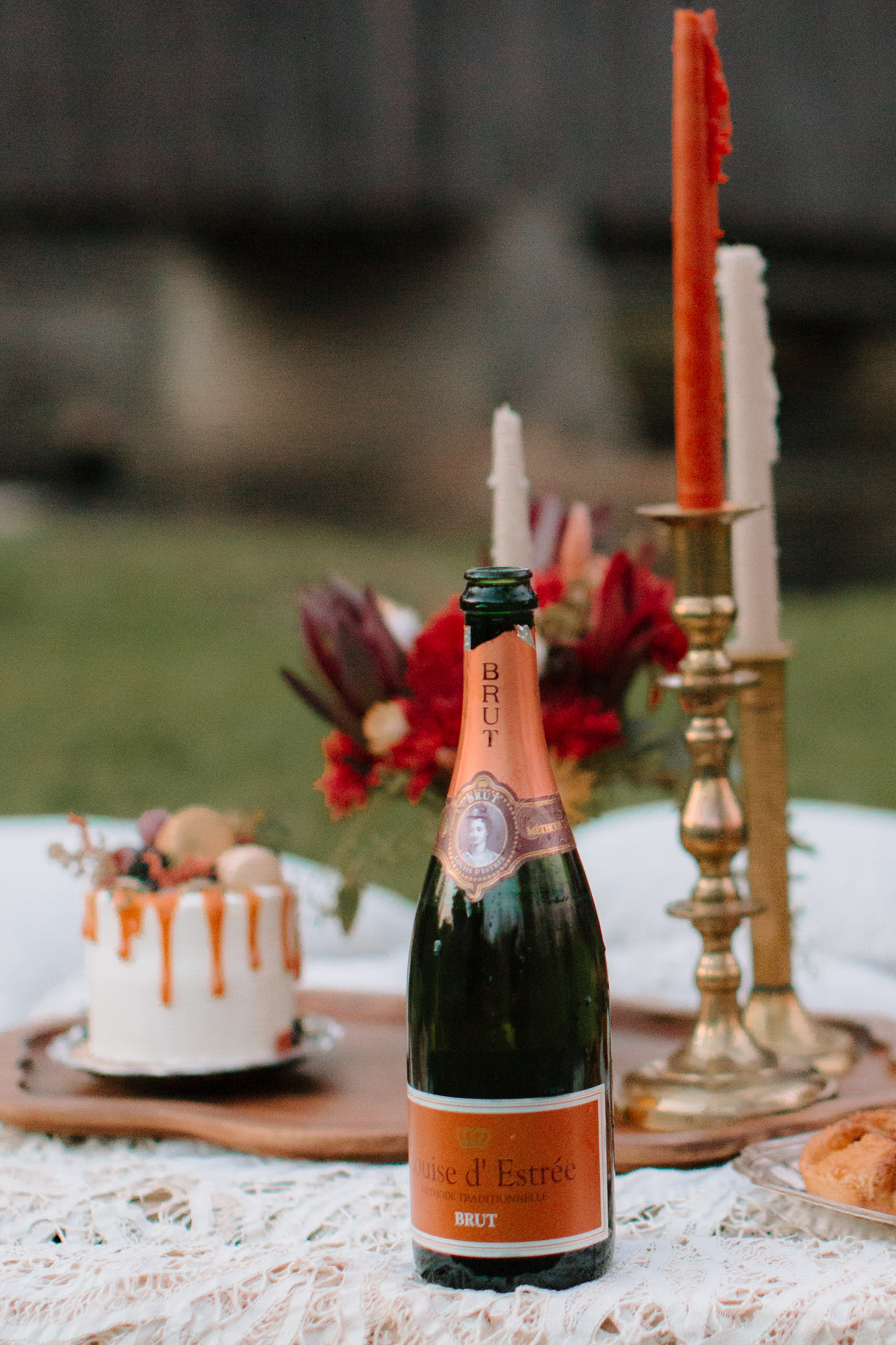 Champagne and cake 0 orange and red wedding - How to get your wedding published