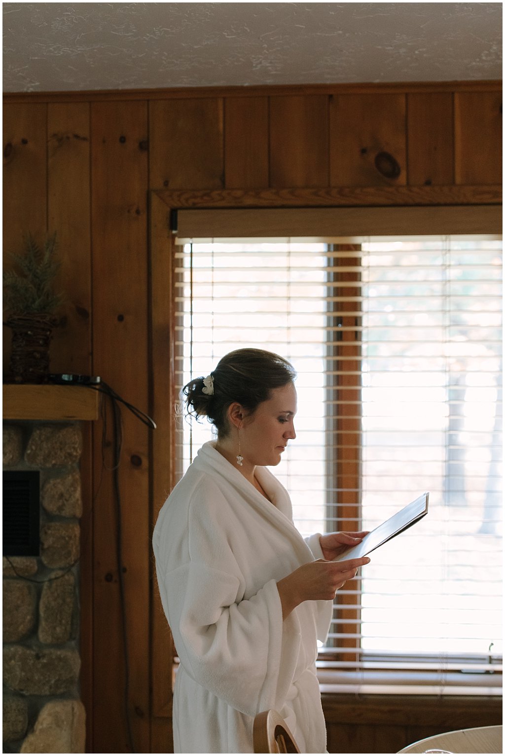 Sentimental wedding day details - bride reading letter from grandmother