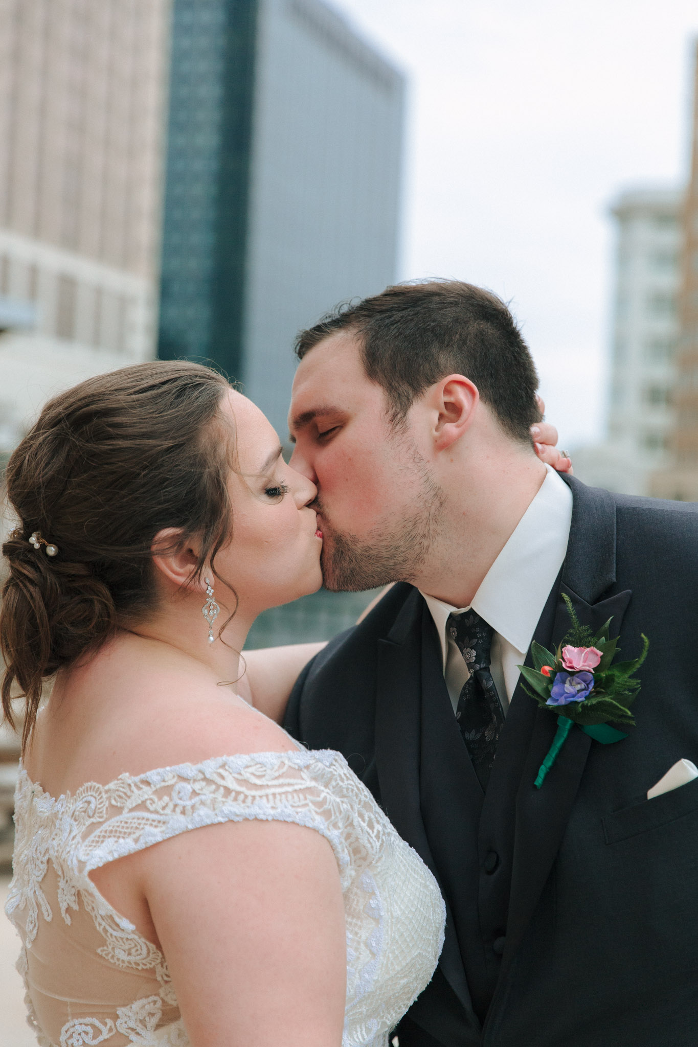 Bride and groom wedding photos on Milwaukee's Downtown Riverwalk