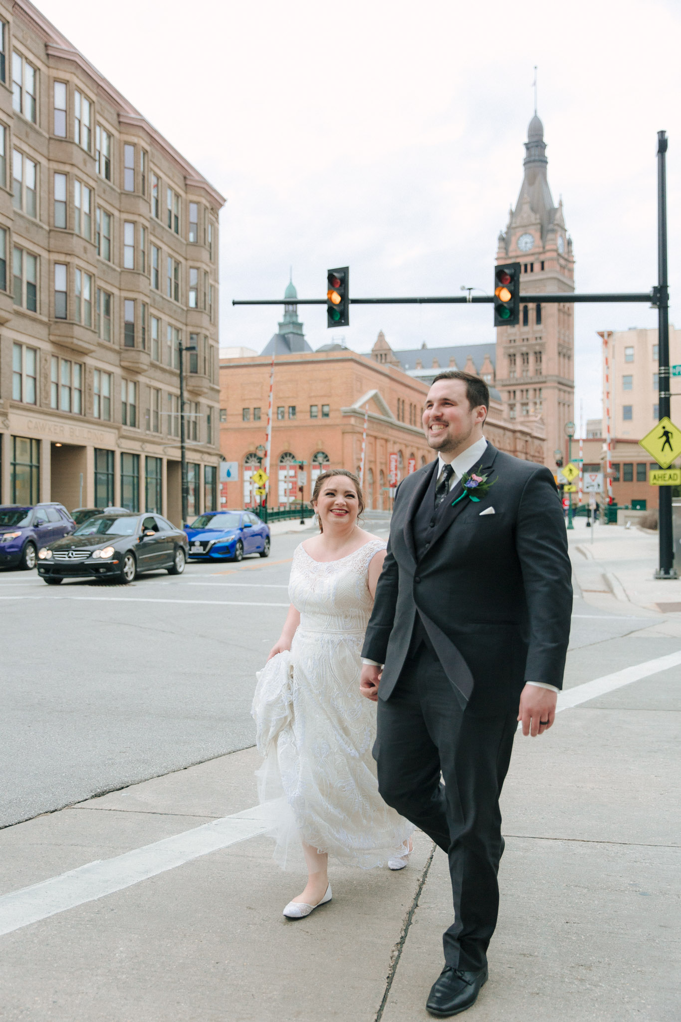 Bride and groom wedding photos on Milwaukee's Downtown Riverwalk