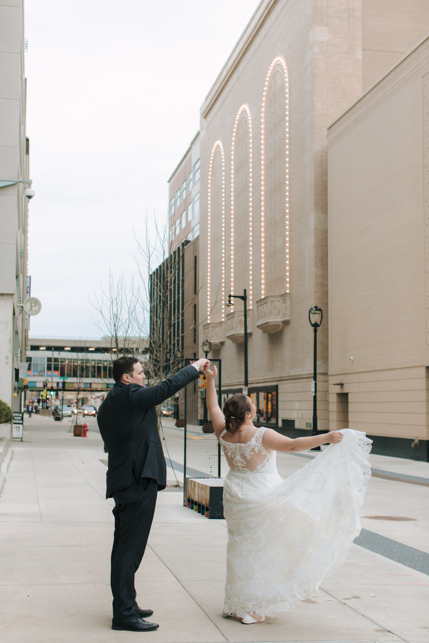 Bride and groom wedding photos on Milwaukee's Downtown Riverwalk