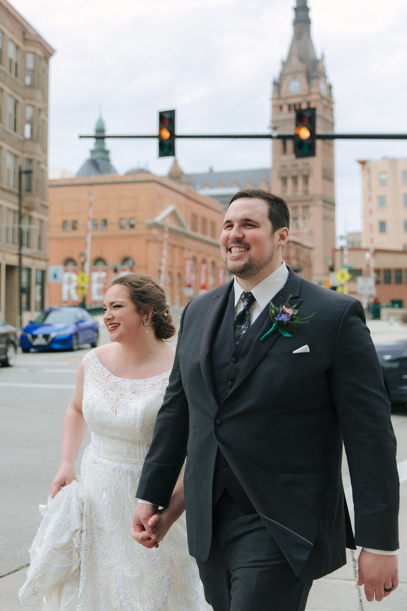 Bride and groom wedding photos on Milwaukee's Downtown Riverwalk