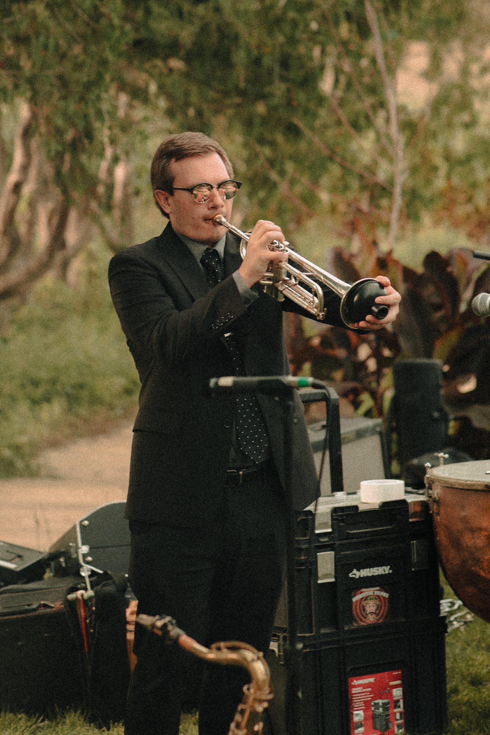 speakeasy jazz band Profesor Pinkertons Irrelevant Orchestra performing at a garden wedding