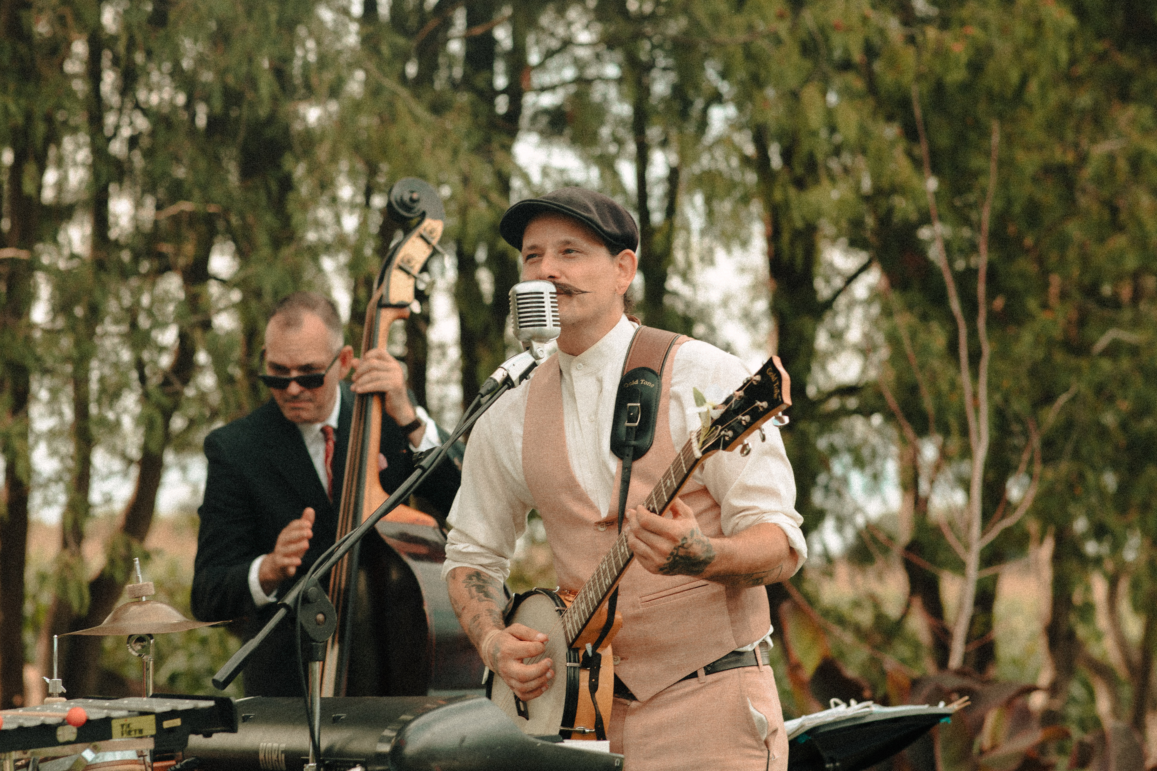 speakeasy jazz band Profesor Pinkertons Irrelevant Orchestra performing at a garden wedding